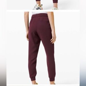 Crewneck Women's Jogger Pants in Burgundy
